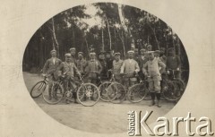 1916, Warszawa, Polska.
Wycieczka Warszawskiego Towarzystwa Cyklistów na Bielany.
Fot. NN, zbiory Ośrodka Karta, udostępniło Warszawskie Towarzystwo Cyklistów (WTC).