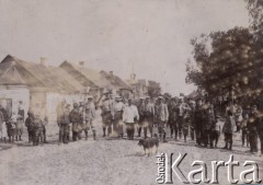 1920, Polska.
Wycieczka do Bielska. Zdjęcie w małym miasteczku, członkowie Warszawskiego Towarzystwa Cyklistów z mieszkańcami.
Fot. NN, zbiory Ośrodka Karta, udostępniło Warszawskie Towarzystwo Cyklistów (WTC).