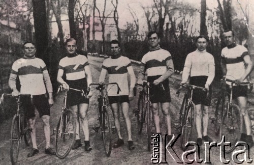 1933, Polska.
Najlepsi długodystansowcy Warszawskiego Towarzystwa Cyklistów, od lewej: Stanisław Gronczewski, Józef Lange, Lucjan Kamiński, Tadeusz Bartodziejski, Franciszek Zawadzki i Kazimierz Duszyński.
Fot. NN, zbiory Ośrodka Karta, udostępniło Warszawskie Towarzystwo Cyklistów (WTC).