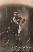 1910, Polska pod zaborem rosyjskim.
Cyklista Piotr Tkaczyk.
Fot. NN, zbiory Ośrodka Karta, udostępniło Warszawskie Towarzystwo Cyklistów (WTC).