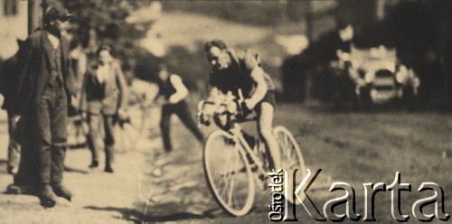 1898, Warszawa, Polska pod zaborem rosyjskim.
Wyścig kolarski, jeden z zawodników wjeżdża na tor na Dynasy.
Fot. NN, zbiory Ośrodka Karta, udostępniło Warszawskie Towarzystwo Cyklistów (WTC).