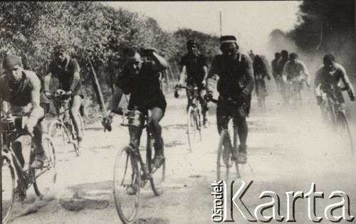 1928, Polska.
Zwarta grupa kolarzy w I Biegu Kolarskim dookoła Polski; z podniesioną ręką Feliks Więcek.
Fot. NN, zbiory Ośrodka Karta, udostępniło Warszawskie Towarzystwo Cyklistów (WTC).