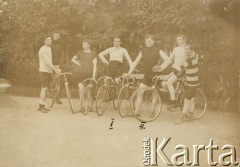 1891, brak miejsca, Polska pod zaborem rosyjskim.
Cykliści na wycieczce.
Fot. NN, zbiory Ośrodka Karta, udostępniło Warszawskie Towarzystwo Cyklistów (WTC).