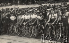 Lata 30-te, Warszawa, Polska.
Polska drużyna przed wyścigiem Warszawa- Berlin na torze Dynasy. Zawodnicy w strojach sportowych z godłem na piersi.
Fot. NN, zbiory Ośrodka Karta, udostępniło Warszawskie Towarzystwo Cyklistów (WTC).