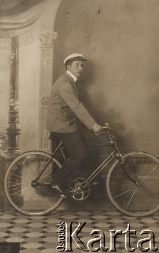 1910, brak miejsca, Polska pod zaborem rosyjskim.
Cyklista Piotr Tkaczyk z rowerem.
Fot. NN, zbiory Ośrodka Karta, udostępniło Warszawskie Towarzystwo Cyklistów (WTC).