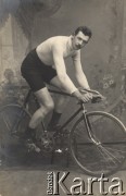 1910, brak miejsca, Polska pod zaborem rosyjskim.
Ludwik Perkowski z rowerem.
Fot. NN, zbiory Ośrodka Karta, udostępniło Warszawskie Towarzystwo Cyklistów (WTC).