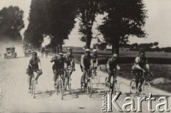 Wrzesień 1928, Polska.
I Bieg Kolarski dookoła Polski. Cykliści na trasie zawodów.
Fot. NN, zbiory Ośrodka Karta, udostępniło Warszawskie Towarzystwo Cyklistów (WTC).