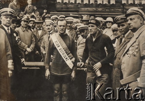 Wrzesień 1928, Polska.
I Bieg Kolarski dookoła Polski. Feliks Więcek udekorowany po zwyciestwie etapu w Łodzi. Pierwszy z prawej Wacław Wyczałkowski kapitan sportowy WTC. 
Fot. NN, zbiory Ośrodka Karta, udostępniło Warszawskie Towarzystwo Cyklistów (WTC)