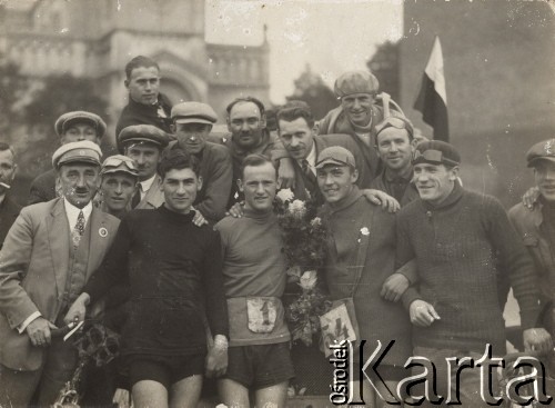 Wrzesień 1928, Polska.
I Bieg Kolarski dookoła Polski. Zawodnicy: Feliks Więcek, Zygmunt Wisznicki, Ludwik Kamiński.
Fot. NN, zbiory Ośrodka Karta, udostępniło Warszawskie Towarzystwo Cyklistów (WTC).