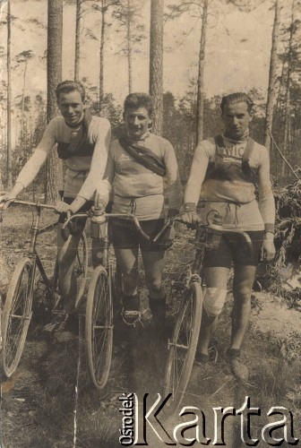 1927, Polska.
Członkowie Warszawskiego Towarzystwa Cyklistów: Stanisław Wasilewski, Kazimierz Kalinowski i Henryk Olszewski.
Fot. NN, zbiory Ośrodka Karta, udostępniło Warszawskie Towarzystwo Cyklistów (WTC).