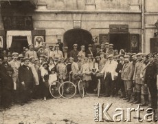17.07.1914, Łowicz, Polska pod zaborem rosyjskim.
Grupa turystów z Warszawskiego Towarzystwa Cyklistów na Starym Rynku w Łowiczu, przed bramą kamienicy - Hotelu Krakowskiego, gdzie mieściła się siedziba Łowickiej Resursy Rzemieślniczej. W czasie wyprawy do Paryża w lipcu 1914 r. członkowie WTC zatrzymali się w Łowiczu w miejscowej Resursie. Z rowerami stoją od lewej: Feliks Wojtkiewicz, Zdzisław Budziszewski i Henryk Herbst. Po prawej stronie na tle bramy prezes Łowickiej Resursy Rzemieślniczej Karol Rybacki. Na kamienicy szyld Resursy Rzemieślniczej, Piekarni i Kamienicy Augusta Zaborowskiego.
Fot. NN, zbiory Ośrodka Karta, udostępniło Warszawskie Towarzystwo Cyklistów (WTC).
