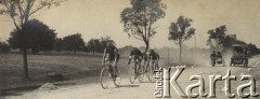 1912-1914, szosa lubelska, Polska pod zaborem rosyjskim.
Wyścig na szosie lubelskiej. W tle automobil z sędziami i motocykl. Jako pierwszy jedzie Franciszek Rawski.
Fot. NN, zbiory Ośrodka Karta, udostępniło Warszawskie Towarzystwo Cyklistów (WTC).