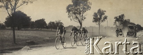 1912-1914, szosa lubelska, Polska pod zaborem rosyjskim.
Wyścig na szosie lubelskiej. W tle automobil z sędziami i motocykl. Jako pierwszy jedzie Franciszek Rawski.
Fot. NN, zbiory Ośrodka Karta, udostępniło Warszawskie Towarzystwo Cyklistów (WTC).