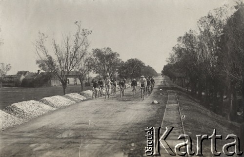 1914, Warszaw-Piaseczno, Polska pod zaborem rosyjskim.
Wyścig na szosie Warszawa-Piaseczno-Warszawa.
Fot. NN, zbiory Ośrodka Karta, udostępniło Warszawskie Towarzystwo Cyklistów (WTC).