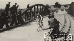 Wrzesień 1928, Polska.
I Bieg Kolarski dookoła Polski. Przejazd zawodników przez mostek.
Fot. NN, zbiory Ośrodka Karta, udostępniło Warszawskie Towarzystwo Cyklistów (WTC).