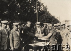 Wrzesień 1928, Polska.
I Bieg Kolarski dookoła Polski. Zwycięzca Feliks Więcek odbiera puchar od sędziów.
Fot. NN, zbiory Ośrodka Karta, udostępniło Warszawskie Towarzystwo Cyklistów (WTC).