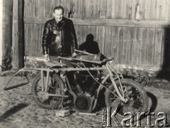 Brak daty, Polska.
Motocyklista z motorem, który był używany do kolarskich wyścigów za prowadzeniem motoru.
Fot. NN, zbiory Ośrodka Karta, udostępniło Warszawskie Towarzystwo Cyklistów (WTC).