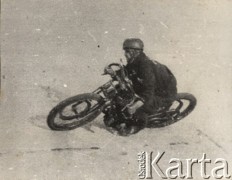 Początek XX w., Warszawa, Polska pod zaborem rosyjskim.
Zawodnik podczas motocyklowego wyścigu torowego na torze na Dynasach.
Fot. NN, zbiory Ośrodka Karta, udostępniło Warszawskie Towarzystwo Cyklistów (WTC).