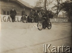 Początek XX w., Warszawa, Polska pod zaborem rosyjskim.
Zawodnik podczas motocyklowego wyścigu torowego na torze na Dynasach. W tle publiczność i reklamy.
Fot. NN, zbiory Ośrodka Karta, udostępniło Warszawskie Towarzystwo Cyklistów (WTC).