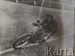 Początek XX w., Warszawa, Polska pod zaborem rosyjskim.
Henryk Szadkowski podczas motocyklowego wyścigu torowego na torze na Dynasach.
Fot. NN, zbiory Ośrodka Karta, udostępniło Warszawskie Towarzystwo Cyklistów (WTC).