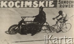 1923, Warszawa, Polska.
Józef Lange i Stefan Jankowski podczas wyścigu kolarskiego za motocyklem na torze na Dynasach (wyścig sztajerów). W tle reklama. 
Fot. NN, zbiory Ośrodka Karta, udostępniło Warszawskie Towarzystwo Cyklistów (WTC).