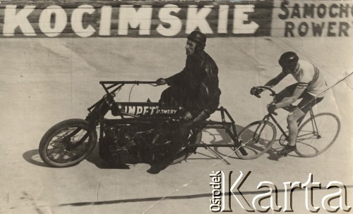 1923, Warszawa, Polska.
Józef Lange i Stefan Jankowski podczas wyścigu kolarskiego za motocyklem na torze na Dynasach (wyścig sztajerów). W tle reklama. 
Fot. NN, zbiory Ośrodka Karta, udostępniło Warszawskie Towarzystwo Cyklistów (WTC).