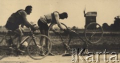 Wrzesień 1928, Polska.
I Bieg Kolarski dookoła Polski. Zawodnik naprawia swój rower.
Fot. NN, zbiory Ośrodka Karta, udostępniło Warszawskie Towarzystwo Cyklistów (WTC).