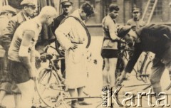 Wrzesień 1928, Polska.
I Bieg Kolarski Dookoła Polski. Kontrola i naprawa rowerów.
Fot. NN, zbiory Ośrodka Karta, udostępniło Warszawskie Towarzystwo Cyklistów (WTC).