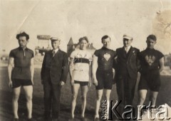 1918-1939,  Warszawa, Polska.
Grupa cyklistów na torze na Dynasach, pierwszy z prawej Henryk Szamota, NN, NN, Kazimierz Majewski, NN, NN.
Fot. NN, zbiory Ośrodka Karta, udostępniło Warszawskie Towarzystwo Cyklistów (WTC).