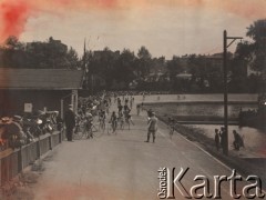 Początek XX w., Warszawa, Polska.
Wyścig na torze na Dynasach.
Fot. NN, zbiory Ośrodka Karta, udostępniło Warszawskie Towarzystwo Cyklistów (WTC).