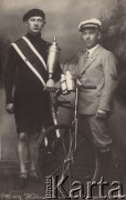1930, powiat błoński, Polska.
Mistrz kolarski powiatu błońskiego na rok 1930.
Fot. NN, zbiory Ośrodka Karta, udostępniło Warszawskie Towarzystwo Cyklistów (WTC).