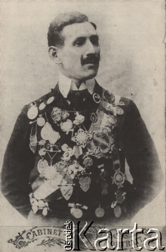 1896, Polska pod zaborem rosyjskim.
Mieczysław Barański - kolarski mistrz Królestwa Polskiego w roku 1896. Zdjęcie portretowe, na dole napis 