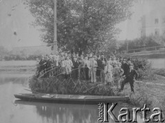 1901, Warszawa, Polska.
Członkowie Warszawskiego Towarzystwa Cyklistów z sekcji wędkarskiej przy sadzawce na Dynasach.
Fot. NN, zbiory Ośrodka Karta, udostępniło Warszawskie Towarzystwo Cyklistów (WTC).

