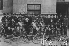 1907, Kraków.
Koło cyklistów młodzieży szkół średnich Krakowa i Podgórza. Fotografia grupowa z rowerami, w środku profesor Rudolf Wacek.
Fot. NN, zbiory Ośrodka Karta, udostępniło Warszawskie Towarzystwo Cyklistów (WTC).
