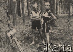1939, Marki, Polska.
Wyścig kolarski Struga - Mistrzostwa Województwa Warszawskiego (trasa: Struga - Legionowo - Zegrze - Struga). Na zdjęciu Stefan Szrama i Roman Bukowski w strojach sportowych.
Fot. NN, zbiory Ośrodka Karta, udostępniło Warszawskie Towarzystwo Cyklistów (WTC).