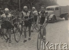 1939, Mazowsze, Polska.
Wyścig kolarski na 75 km (trasa: Warszawa - Nowy Dwór Mazowiecki - Warszawa). Na zdjęciu, na pierwszym planie, uczestnicy: (od prawej) Roman Bukowski, Stefan Szrama oraz Lewandowski (?). W tle widzowie ubrani w płaszcze oraz ciężarówka.
Fot. NN, zbiory Ośrodka Karta, udostępniło Warszawskie Towarzystwo Cyklistów (WTC).