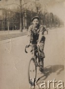 1935, Warszawa, Polska.
Cyklista na na rowerze w Alejach Ujazdowskich.
Fot. NN, zbiory Ośrodka Karta, udostępniło Warszawskie Towarzystwo Cyklistów (WTC).