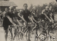 1939, Marki, Polska.
Wyścig kolarski Struga - Mistrzostwa Województwa Warszawskiego (trasa: Struga - Legionowo - Zegrze - Struga). Na zdjęciu zespół, który zajął pierwsze miejsce w wyścigu drużynowym: (od lewej) Kornatko, Chodyński, Lewandowski, Stefan Szrama oraz Bukowski. 
Fot. NN, zbiory Ośrodka Karta, udostępniło Warszawskie Towarzystwo Cyklistów (WTC).