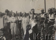 1938, Polska.
Kolarze w strojach sportowych. 
Fot. NN, zbiory Ośrodka Karta, udostępniło Warszawskie Towarzystwo Cyklistów (WTC).