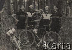1939, Marki, Polska.
Wyścig kolarski Struga - Mistrzostwa Województwa Warszawskiego (trasa: Struga - Legionowo - Zegrze - Struga). Na zdjęciu zespół, który zajął pierwsze miejsce w wyścigu drużynowym: (od lewej) Kornatko, Chodyński, Lewandowski, Stefan Szrama oraz Roman Bukowski. 
Fot. NN, zbiory Ośrodka Karta, udostępniło Warszawskie Towarzystwo Cyklistów (WTC).