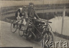 1907, Warszawa, Polska pod zaborem rosyjskim.
Tor ziemny Warszawskiego Towarzystwa Cyklistów na Dynasach. Na zdjeciu: lider Leonard Piotrowski i sztajer Henryk Weiss prowadzony przez motor.
Fot. NN, zbiory Ośrodka Karta, udostępniło Warszawskie Towarzystwo Cyklistów (WTC).