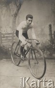 1906, Polska pod zaborem rosyjskim.
W. Kłopotowski na rowerze. Zdjęcie pozowane.
Fot. NN, zbiory Ośrodka Karta, udostępniło Warszawskie Towarzystwo Cyklistów (WTC).