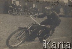 1906-1908, Warszawa, Polska pod zaborem rosyjskim.
Dynasy, tor ziemny Warszawskiego Towarzystwa Cyklistów. Na pierwszym planie Henryk Szadkowski, mistrz Dynasów na motocyklu. 
Fot. NN, zbiory Ośrodka Karta, udostępniło Warszawskie Towarzystwo Cyklistów (WTC).