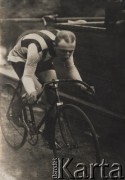 1906, Polska pod zaborem rosyjskim.
Pięciokrotny mistrz Dynasów w kolarstwie i mistrz Królestwa Polskiego w jeździe na motocyklu Henryk Weiss.
Fot. NN, zbiory Ośrodka Karta, udostępniło Warszawskie Towarzystwo Cyklistów (WTC).