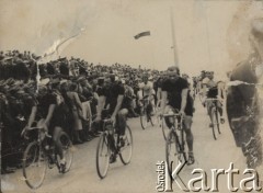 1939, brak miejsca.
Kolarze na trasie Wyścigu do Morza Polskiego.
Fot. NN, zbiory Ośrodka Karta, udostępniło Warszawskie Towarzystwo Cyklistów (WTC).
