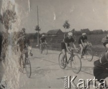 1938, Warszawa, Polska.
Kolarze na trasie Wyścigu Syreny. 
Fot. NN, zbiory Ośrodka Karta, udostępniło Warszawskie Towarzystwo Cyklistów (WTC).