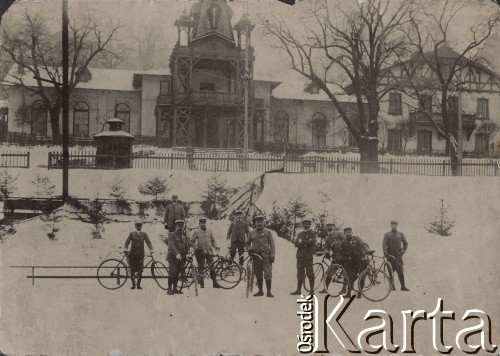 1923, Warszawa, Polska.
Członkowie Warszawskiego Towarzystwa Cyklistów z rowerami przed swoją siedzibą.
Fot. NN, zbiory Ośrodka Karta, udostepniło Warszawskie Towarzystwo Cyklistów (WTC).