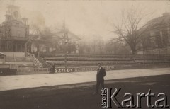 1930, Warszawa, Polska.
Mężczyzna pozuje do zdjęcia na Dynasach. Za jego plecami siedziba WTC i  budynek rotundy, dawnej Panoramy .
Fot. NN, zbiory Ośrodka Karta, udostępniło Warszawskie Towarzystwo Cyklistów (WTC).