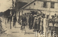 1932, Polska.
Zawodnicy i kibice na trasie wyścigu kolarskiego zorganizowanego przez WTC.
Fot. NN, zbiory Ośrodka Karta, udostępniło Warszawskie Towarzystwo Cyklistów (WTC)