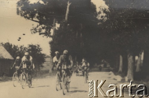 7-16.09.1928, Polska.
I Bieg Kolarski Dookoła Polski (późniejszy wyścig Tour de Pologne). Kolarze na trasie wyścigu.
Fot. NN, zbiory Ośrodka Karta, udostępniło Warszawskie Towarzystwo Cyklistów (WTC).